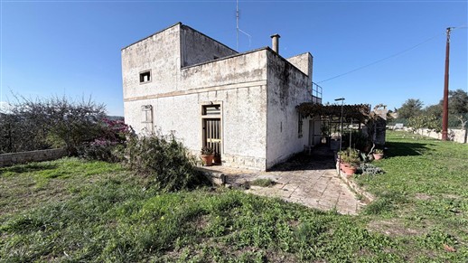 Antico Fabbricato Alle Porte di Putignano, Parzialmente In Pietra e Terreno.